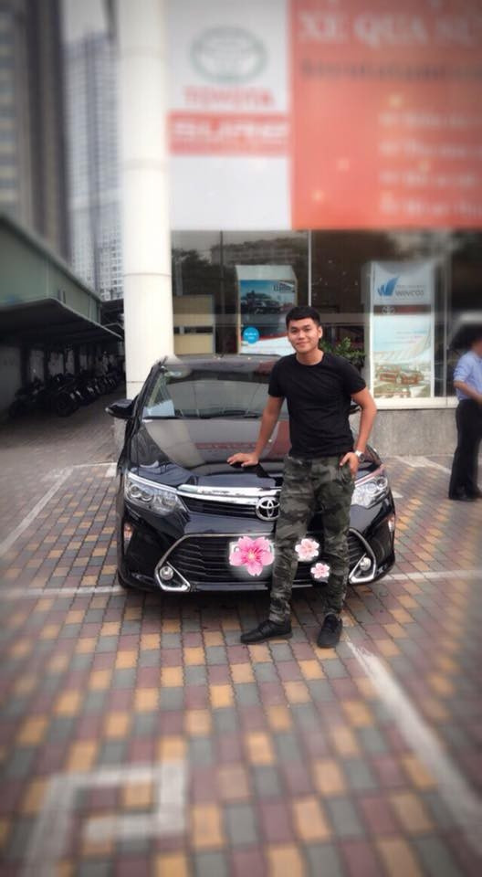 Phu quân kém tuổi của diễn viên Lê Phương đã vô cùng hạnh phúc trước món quà tâm lý từ vợ. Trên trang cá nhân Trung Kiên đã phải thốt lên rằng: "Cảm ơn vợ yêu về món quà sinh nhật sớm này nhen, anh hạnh phúc không tả nổi"