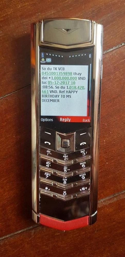 Cách đây ít lâu, nhân dịp sinh nhật của chính mình, Vân Hugo đăng tải lên mạng xã hội hình ảnh một chiếc điện thoại đắt đỏ kèm theo thông tin chuyển khoản vào tài khoản cá nhân 1 tỷ đồng từ người thân thiết.