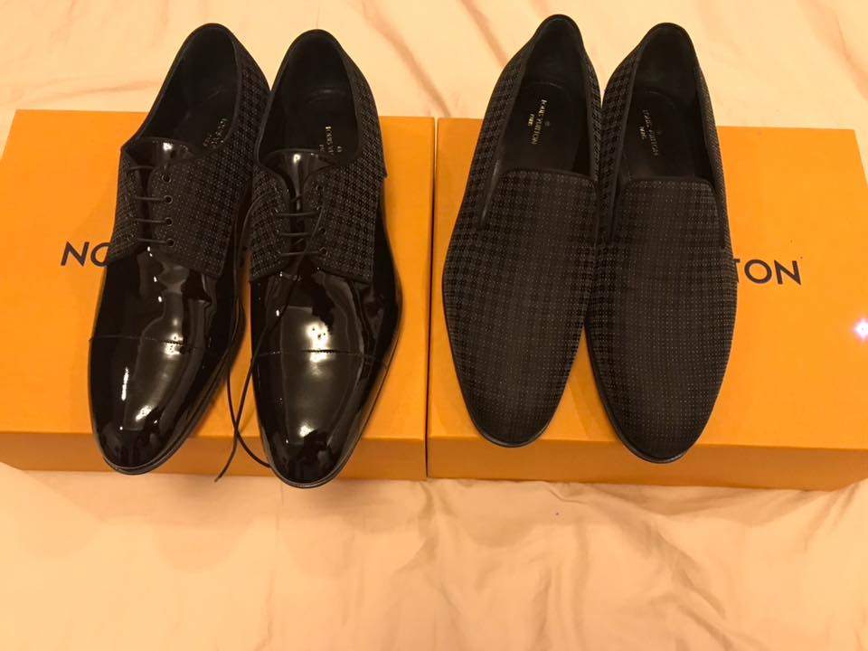 Trong dịp sinh nhật khác, Tuấn Hưng hãnh diện khoe hai đôi giày hàng hiệu của nhà mốt Louis Vuitton trên trang cá nhân - món quà của vợ tặng.