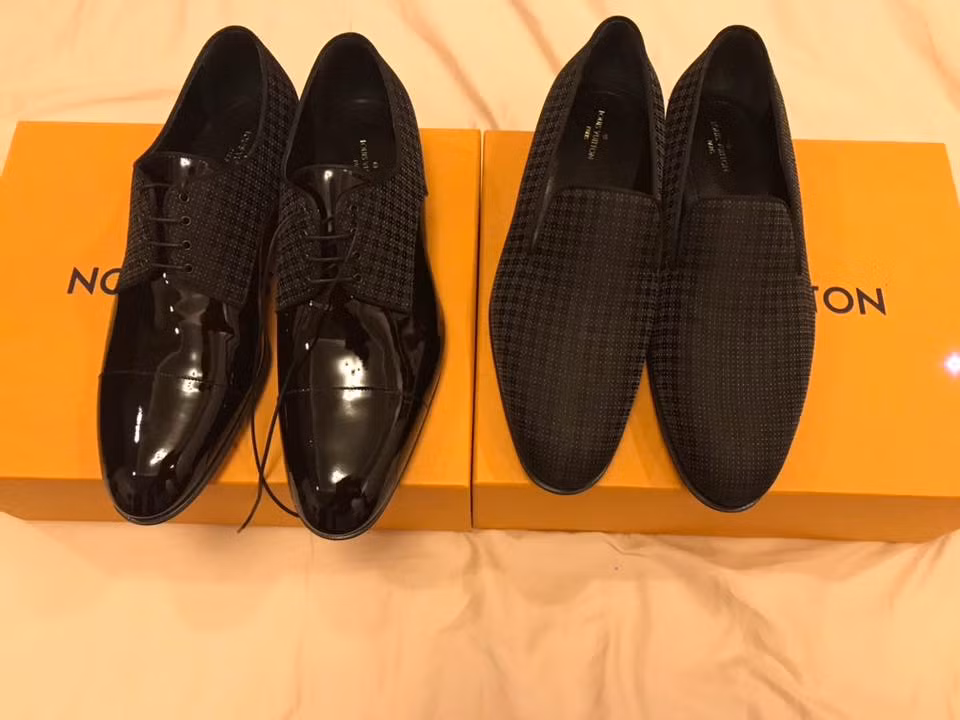 Trong dịp sinh nhật khác, Tuấn Hưng hãnh diện khoe hai đôi giày hàng hiệu của nhà mốt Louis Vuitton trên trang cá nhân - món quà của vợ tặng.