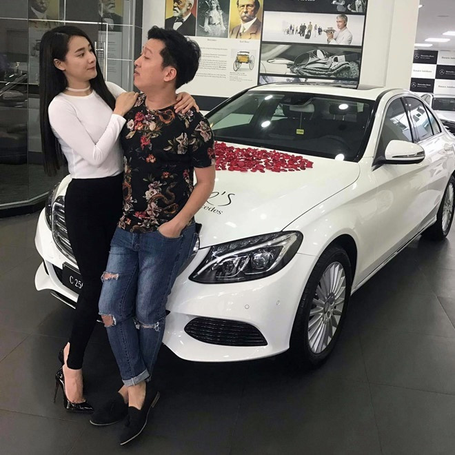 Một trong những lý do Trường Giang rất "sát gái" vì anh là người am hiểu tâm lý phụ nữ và hào phóng. Món quà trị giá 1,7 tỷ đồng nam danh hài tặng Nhã Phương trong dịp đặc biệt đã khiến cư dân mạng trầm trồ và ngưỡng mộ