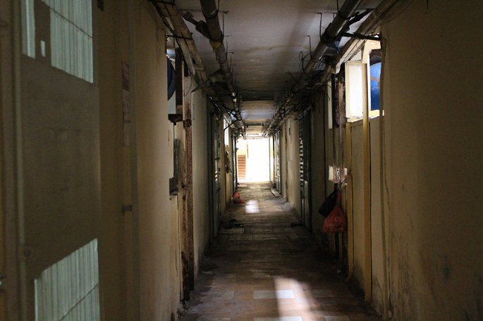 Lối đi bên trong chung cư Thanh Đa đã xuống cấp, tường ẩm mốc khiến nhiều người sợ hãi.