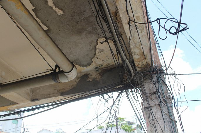 Bên ngoài chung cư Nguyễn Thiện Thuật (quận 3).