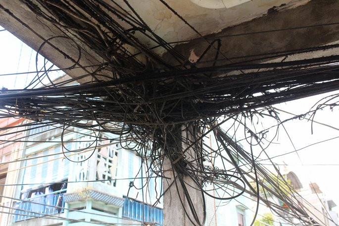Dây điện chằng chịt tại chung cư Nguyễn Thiện Thuật (quận 3).