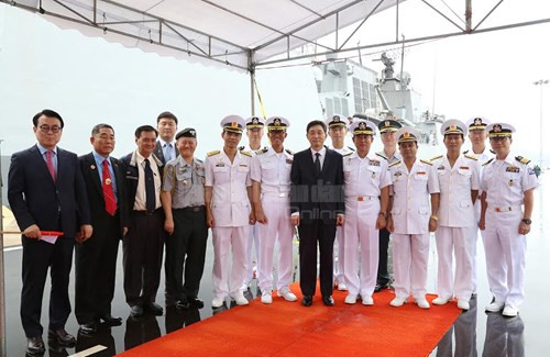 Trong thời gian chuyến thăm, Nhóm chỉ huy tàu Hàn Quốc đến chào xã giao Lãnh đạo Ủy ban Nhân dân tỉnh Khánh Hòa, Chỉ huy Vùng 4 Hải quân và thăm Học viện Hải quân; đại diện phía Việt Nam lên thăm tàu và dự chiêu đãi do phía Hàn Quốc chủ trì. Nguồn ảnh: QĐND