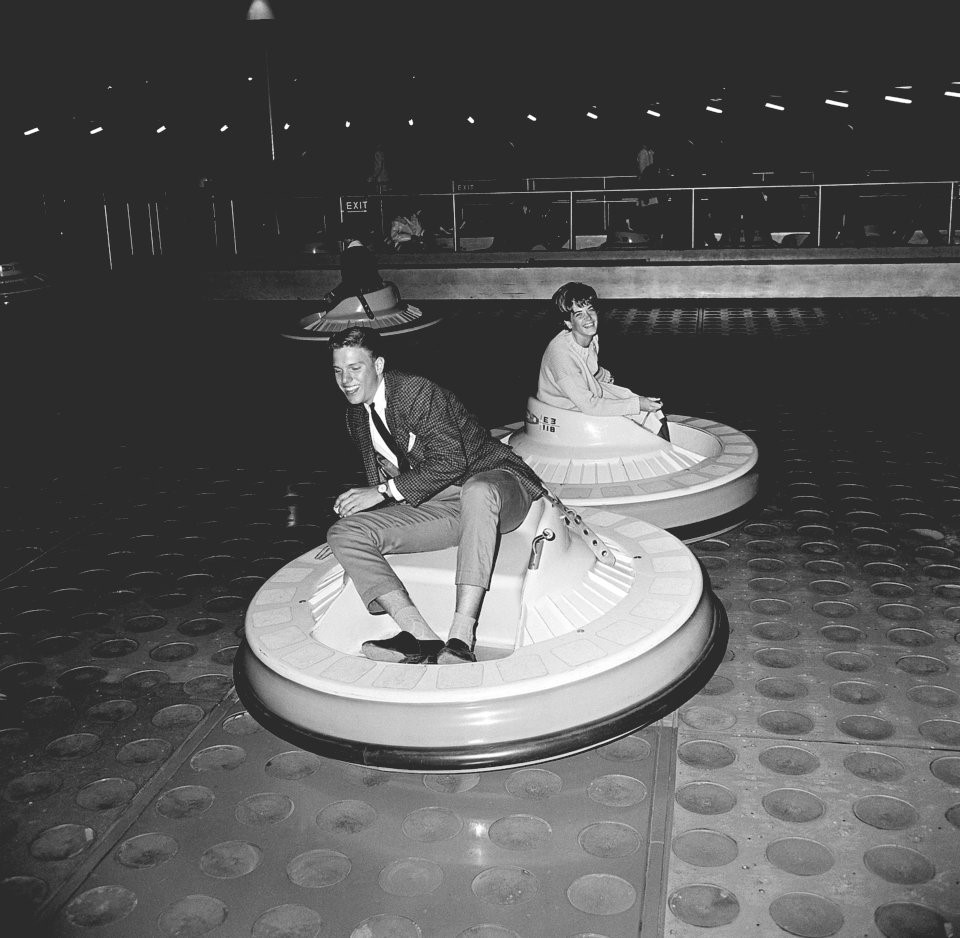 Trông giống xe điện đụng, song đây là trò chơi lướt đĩa bay tại công viên Disneyland (Mỹ) năm 1962. Disneyland từng tổ chức các buổi liên hoan cho học sinh vừa tốt nghiệp trung học, ví dụ như chàng thanh niên bảnh bao trong ảnh, người có may mắn được tham dự sự kiện này. Ảnh: Ed Widdis.