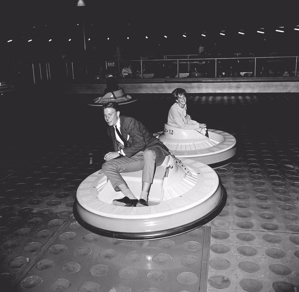 Trông giống xe điện đụng, song đây là trò chơi lướt đĩa bay tại công viên Disneyland (Mỹ) năm 1962. Disneyland từng tổ chức các buổi liên hoan cho học sinh vừa tốt nghiệp trung học, ví dụ như chàng thanh niên bảnh bao trong ảnh, người có may mắn được tham dự sự kiện này. Ảnh: Ed Widdis.