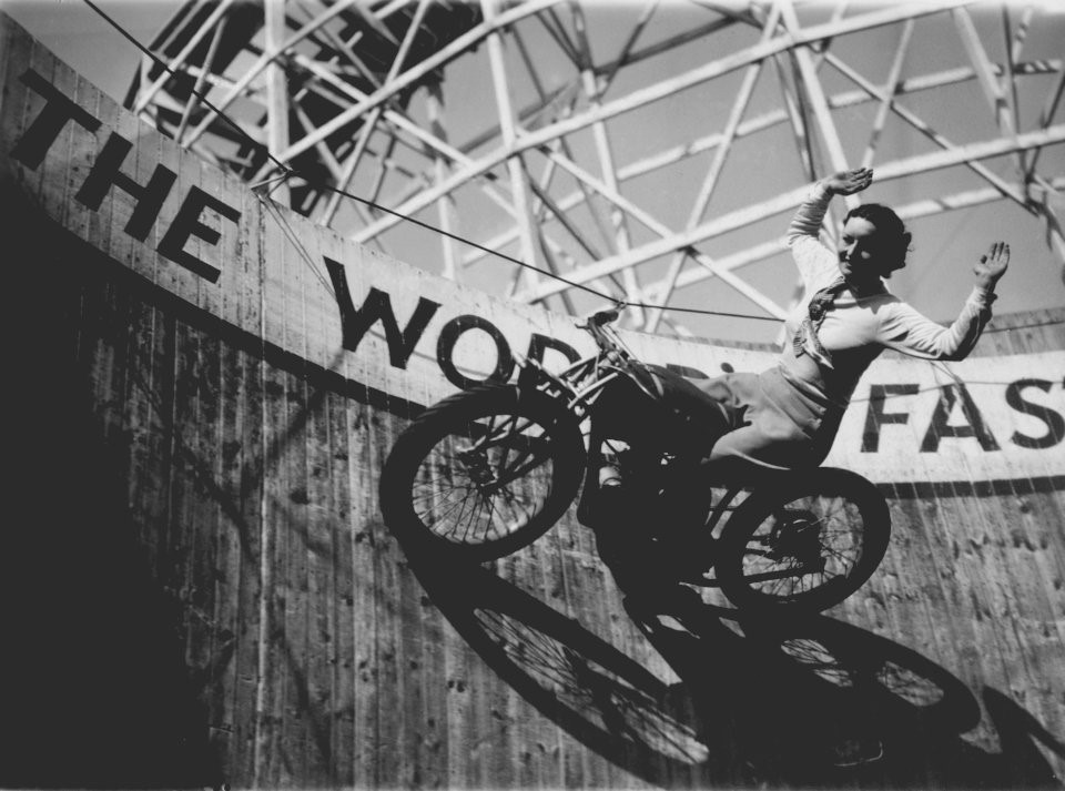 Một nữ nghệ sĩ với màn biểu diễn ngoạn mục tại công viên giải trí Kursaal ở Essex, Anh năm 1938. Cô chạy motor nhưng không nắm tay lái trên một sàn diễn gọi là "Bức tường Tử thần" (Wall of Death). Ảnh: Fox Photos.