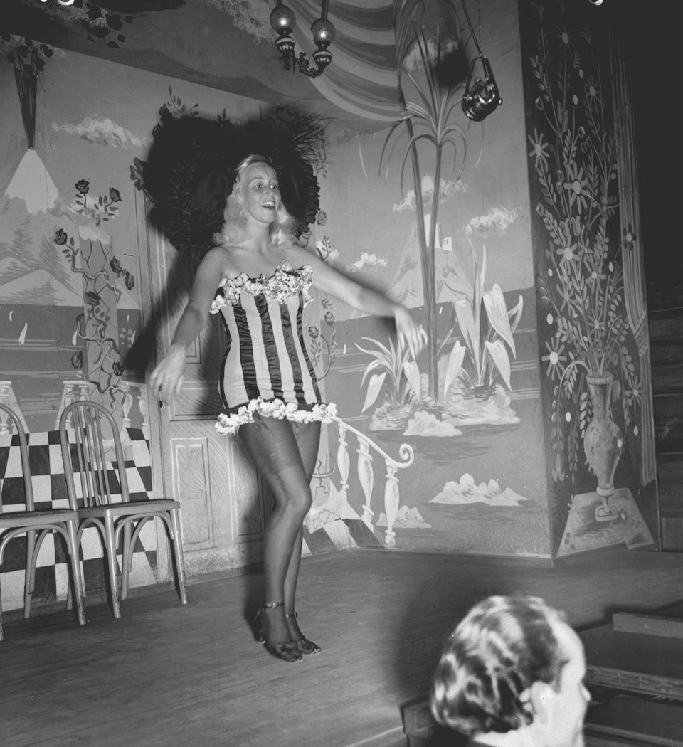 Các công viên giải trí đôi khi cũng không thiếu những hoạt động mang hơi hướng "người lớn". Bức ảnh này được chụp tại Tivoli Gardens ở Copenhagen, Đan Mạch năm 1947. Cô gái đang biểu diễn trong ảnh bắt chước Dagmar Hansen, một ca sĩ quán rượu nổi tiếng từ đầu những năm 1900 vì trang phục gợi cảm và lối trình diễn nóng bỏng. Ảnh: Froeling.