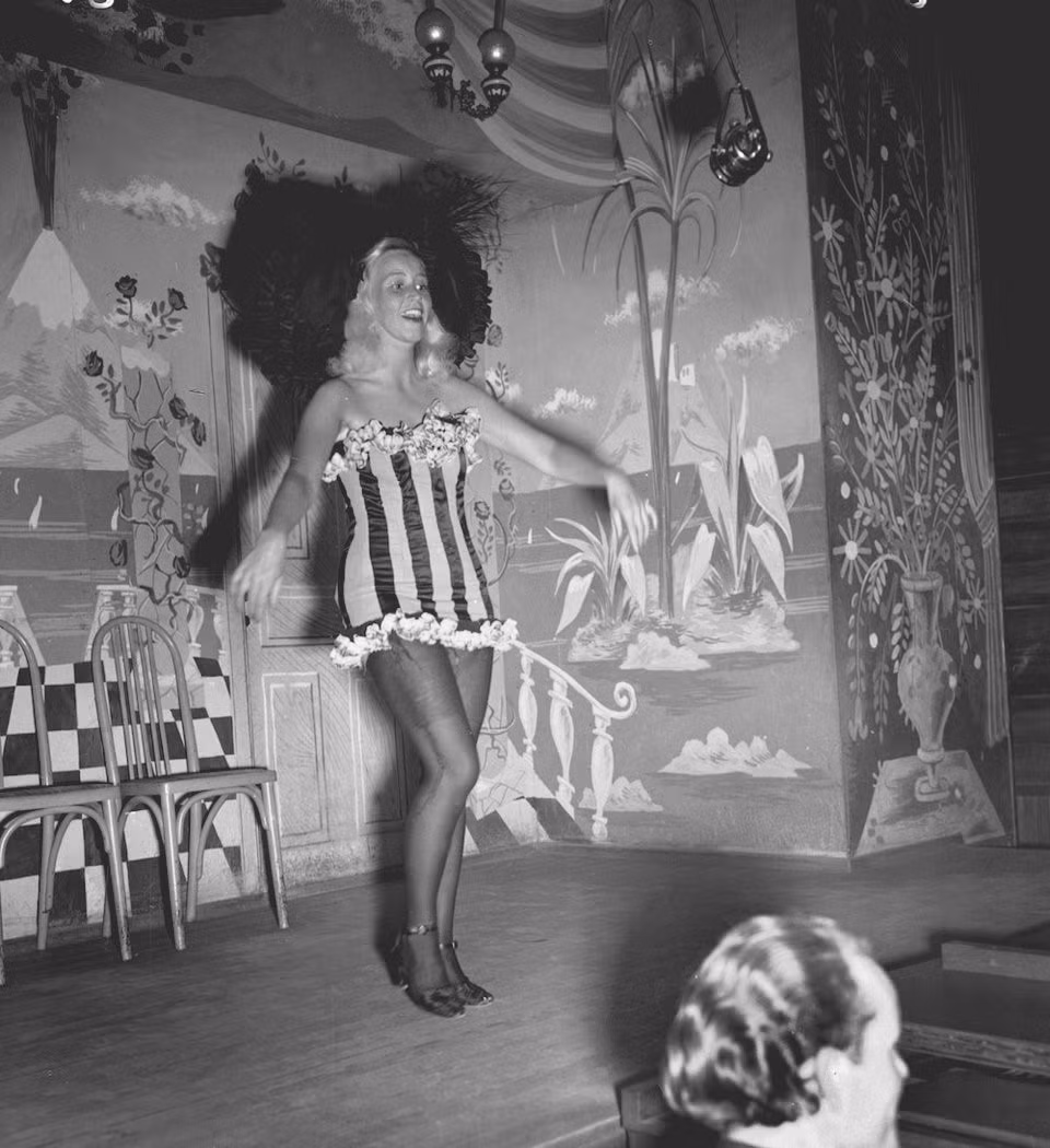 Các công viên giải trí đôi khi cũng không thiếu những hoạt động mang hơi hướng "người lớn". Bức ảnh này được chụp tại Tivoli Gardens ở Copenhagen, Đan Mạch năm 1947. Cô gái đang biểu diễn trong ảnh bắt chước Dagmar Hansen, một ca sĩ quán rượu nổi tiếng từ đầu những năm 1900 vì trang phục gợi cảm và lối trình diễn nóng bỏng. Ảnh: Froeling.