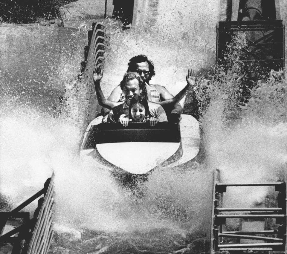 Đến các công viên giải trí, trò chơi "Cưỡi sóng" luôn là lựa chọn ưu tiên của nhiều người trong những ngày hè nóng bức. Bức ảnh này được chụp năm 1977. Ảnh: George Brich.