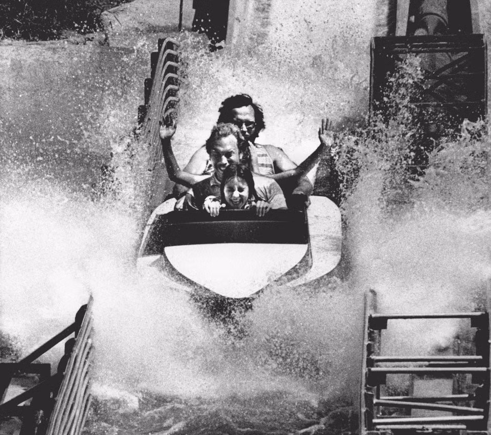 Đến các công viên giải trí, trò chơi "Cưỡi sóng" luôn là lựa chọn ưu tiên của nhiều người trong những ngày hè nóng bức. Bức ảnh này được chụp năm 1977. Ảnh: George Brich.