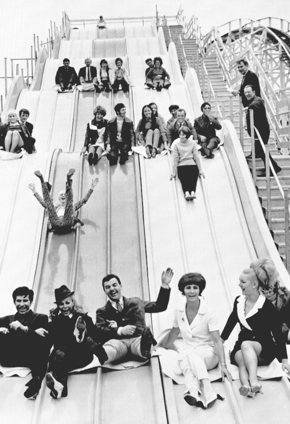 Du khách tận hưởng cảm giác hào hứng, phấn khích khi vui chơi tại một đường trượt khổng lồ ở công viên giải trí Pleasure Beach (Anh) năm 1969. Tuy nhiên, có vẻ như những bộ trang phục sang trọng, kiểu cách là một thách thức không nhỏ khi tham gia trò chơi này, nhất là đối với các quý cô, quý bà. Ảnh: AP.