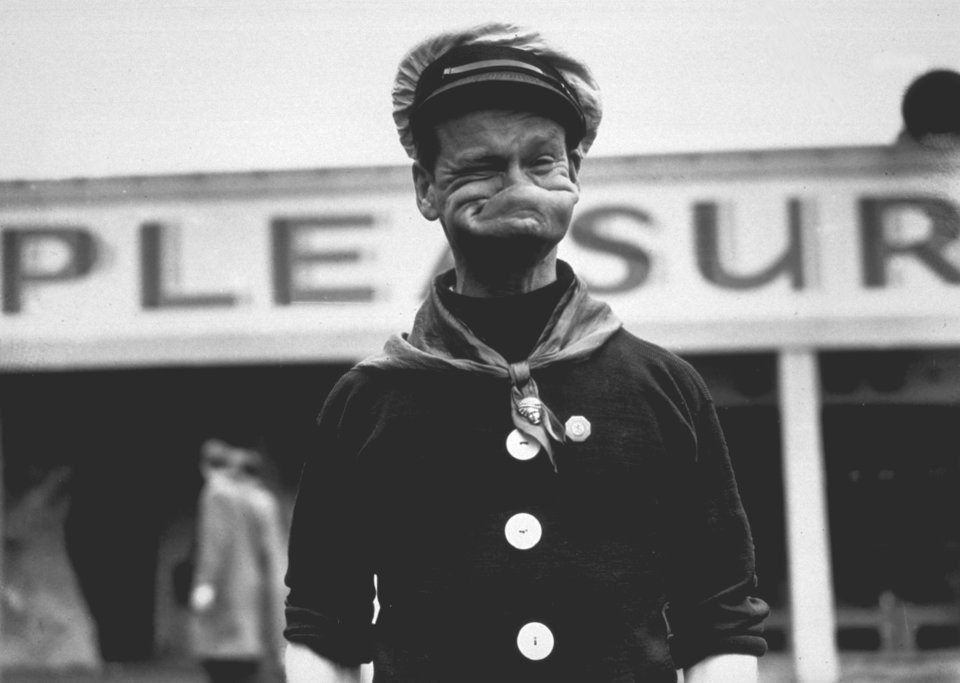 Một người chuyên làm trò xoắn, uốn cơ thể, tạo hình kỳ lạ, thậm chí là biến dạng để thu hút sự chú ý của mọi người. Khoảnh khắc này được ghi lại năm 1938, tại Triển lãm Đế chế (Empire Exhibition) ở Glasgow, Scotland. Ảnh: Fox Photos.