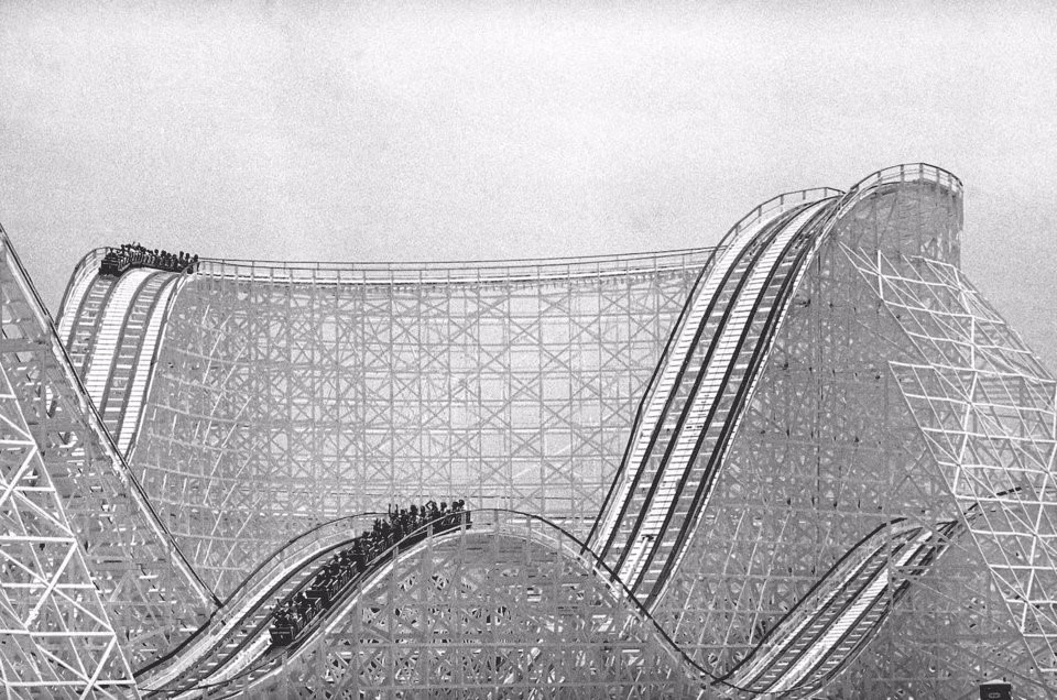 Tàu lượn siêu tốc Colossus hoành tráng tại công viên Magic Mountain ở California (Mỹ) năm 1978. Trò chơi này từng được giới thiệu là lớn gấp đôi so với bất kỳ tàu lượn nào trước đó. Ảnh: Nick Ut.