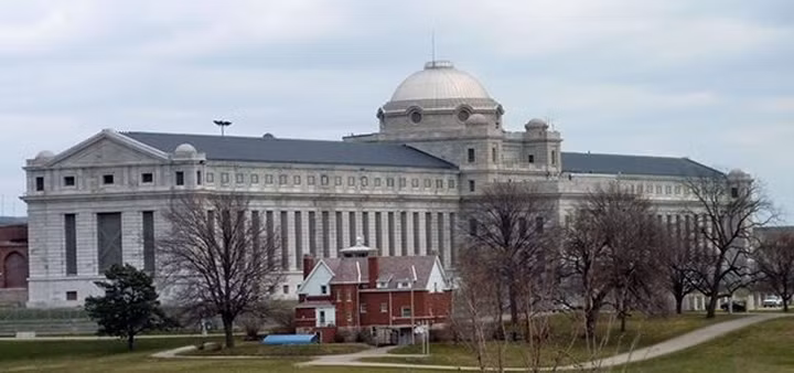 Ở tuổi 59, Bruce Walter Keith sống một cuộc đời bình thường như bao người khác ở Florida, có 1 gia đình và làm việc trong 1 công ty điều hòa. Tuy nhiên, cái tên thật của ông - James Robert Jones thì có một quá khứ đen tối hơn khi đã từng giết người và vượt ngục. Trốn thoát khỏi nhà tù Fort Leavenworth, James tới Floria, đổi tên và sống ở đây trong suốt 40 năm cho tới khi bị cảnh sát bắt giữ nhờ công nghệ nhận diện khuôn mặt.