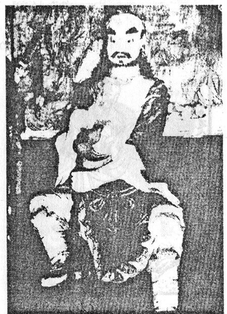  Thiết Quài Lý: Lý Thiết Quài, đứng đầu bát tiên. Tương truyền, ông là người triều Tùy, họ Lý, tên Huyền (một thuyết tên Hồng Thu, học đạo của Thái thượng lão quân), thường lìa linh hồn ra khỏi thể xác xuất du. Lần đó, xuất hồn đến triều bái Lão quân, đệ tử lỡ lầm đem xác đi thiêu đốt, lúc trở về không còn xác để nhập, đành nhập vào xác một người ăn mày chết đói. Từ đó vốn là một người thân thể cao lớn trở thành lão ăn mày rách rưới dơ bẩn, lại khập khễnh một chân, hình hài kỳ quái, ngôn ngữ lạ lùng, hành vi ngược ngạo, thần đeo hồ lô, tay chống gậy sắt, pháp thuật vô biên. Ông thường ban thuốc trị bệnh cứu người.