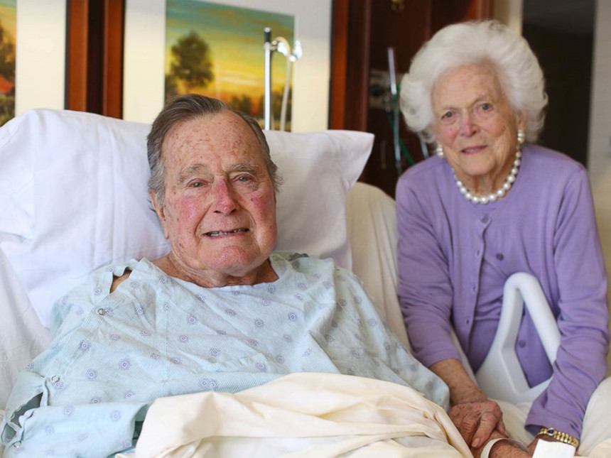 Sau nhiều thập kỷ đồng hành cả khi khỏe mạnh lẫn đau ốm, Bush "cha" đã kỷ niệm 73 năm ngày cưới cùng vợ vào tháng 1 vừa qua, trở thành đôi vợ chồng bên nhau lâu nhất trong số các đời tổng thống Mỹ. Đến ngày 17/4, bà Barbara qua đời ở tuổi 92. Chưa đầy một ngày sau tang lễ của vợ, ông Bush phải nhập viện để điều trị chứng nhiễm trùng máu. Ông qua đời ngày 30/11. Tờ USA Today gọi việc ông ra đi cùng năm với vợ là chi tiết "không khác gì tiểu thuyết của Shakespeare". Ảnh: AP.