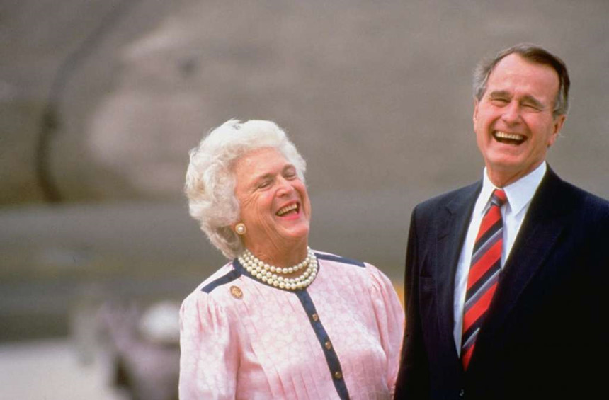 George H.W.Bush trở thành phó tổng thống trong chính quyền Donald Reagan những năm 80. Dù công việc bận rộn và lịch trình dày đặc, ông vẫn dành thời gian cho Barbara. Trong khi đó, bà cũng đồng hành cùng phó tổng thống trong nhiều chuyến công du nước ngoài. Ảnh: Getty.