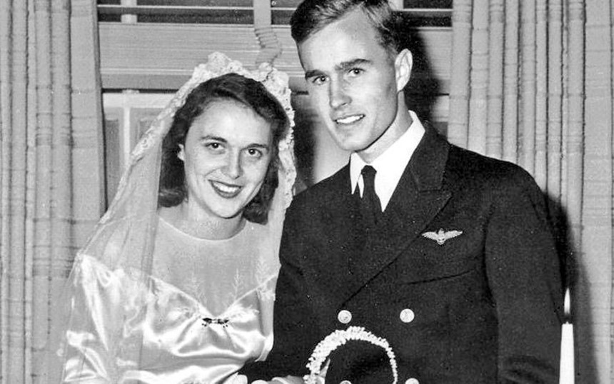 Khi ông trở về từ Thế chiến 2, cặp đôi đã tổ chức đám cưới vào ngày 6/1/1945. "Tôi đã cưới người đàn ông mà tôi trao nụ hôn đầu", Barbara trả lời phỏng vấn. Vài tháng sau khi cưới, Barbara theo chồng đến sống ở Michigan và Virginia để Bush thực hiện nghĩa vụ quân sự ở những nơi này. Ảnh: Getty.