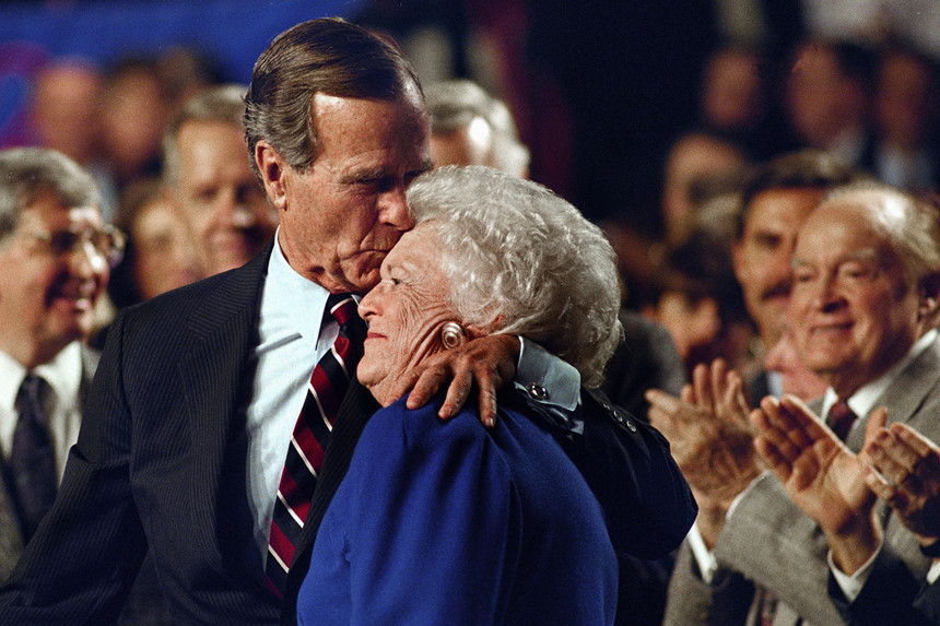 Tổng thống thứ 41 của Mỹ thất bại trong chiến dịch tái tranh cử năm 1992. Tuy nhiên nốt trầm trong sự nghiệp của Bush "cha" được san sẻ phần nào khi ông có Barbara cạnh bên. Đến năm 2000, vợ chồng cựu tổng thống vui mừng khi chứng kiến người con trai cả George W.Bush đắc cử tổng thống thứ 43 của Mỹ. Ảnh: AP.