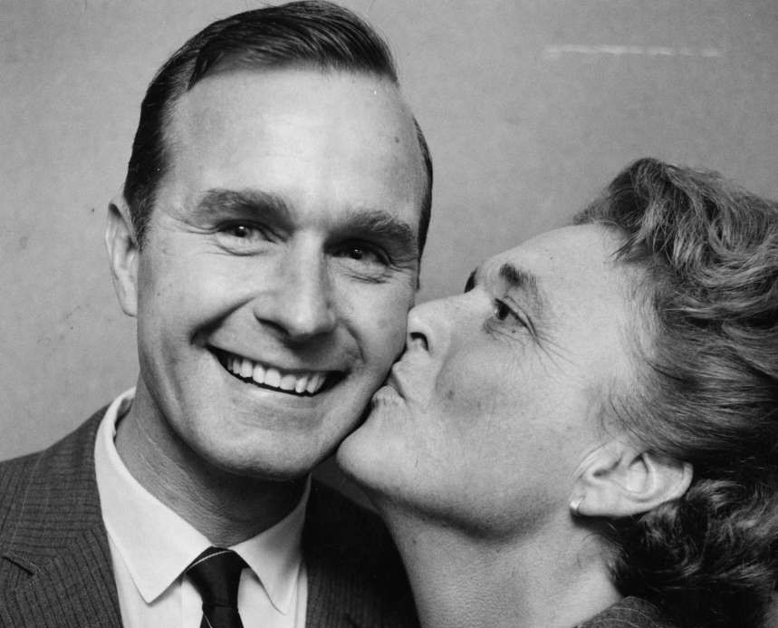Đến năm 1963, với sự động viên của Barbara, Bush "cha" bắt đầu dấn thân vào con đường chính trị và sau đó giữ vị trí chủ tịch đảng Cộng hòa của quận Harris. Đây là khoảnh khắc năm 1966 khi Barbara tặng chồng nụ hôn chiến thắng lúc ông trở thành hạ nghị sĩ đại diện bang Texas. Ảnh: Jerry Click.