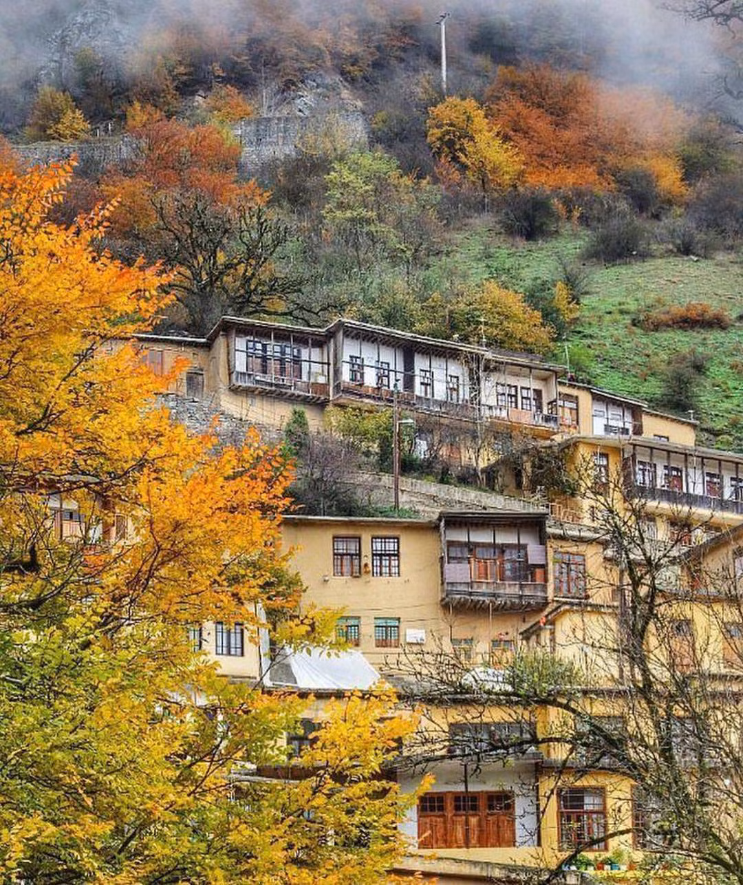 Mặc dù chi phí dịch vụ lưu trú cũng như di chuyển khá đắt đỏ, Masuleh vẫn là điểm đến lý tưởng bởi là vẻ đẹp hấp dẫn, quyến rũ, đầy màu sắc và được du khách ghé thăm nhiều nhất ở Iran. Ảnh: H_yazdani45, Panteak1358.