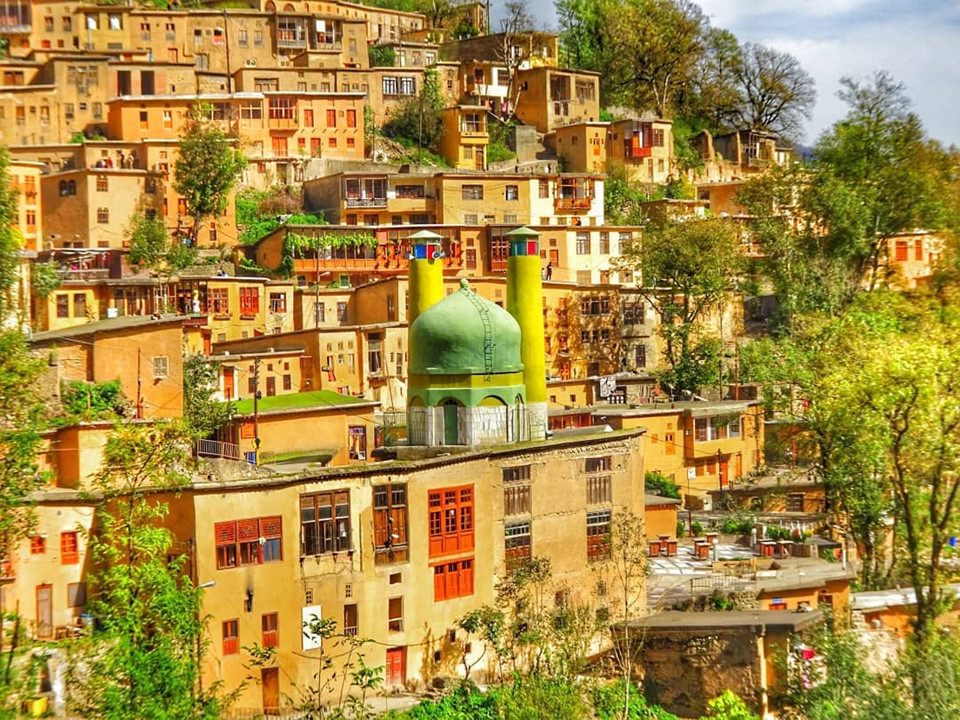 Đến thăm làng Masouleh thuộc tỉnh Gilan, Iran, du khách sẽ được chiêm ngưỡng một cảnh tượng độc đáo, hiếm thấy. Chỗ ở của cư dân nơi đây được xây dựng trên một sườn dốc, sân của nhà này là mái của căn hộ khác. Ảnh: Rollingdutchman.