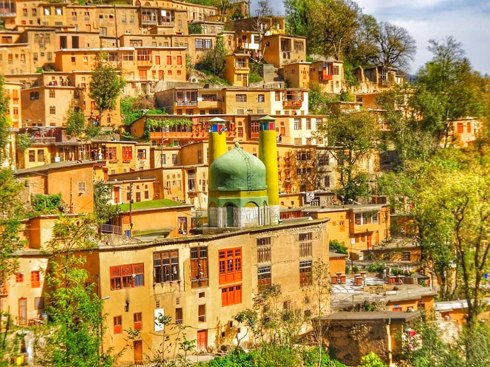 Đến thăm làng Masouleh thuộc tỉnh Gilan, Iran, du khách sẽ được chiêm ngưỡng một cảnh tượng độc đáo, hiếm thấy. Chỗ ở của cư dân nơi đây được xây dựng trên một sườn dốc, sân của nhà này là mái của căn hộ khác. Ảnh: Rollingdutchman.