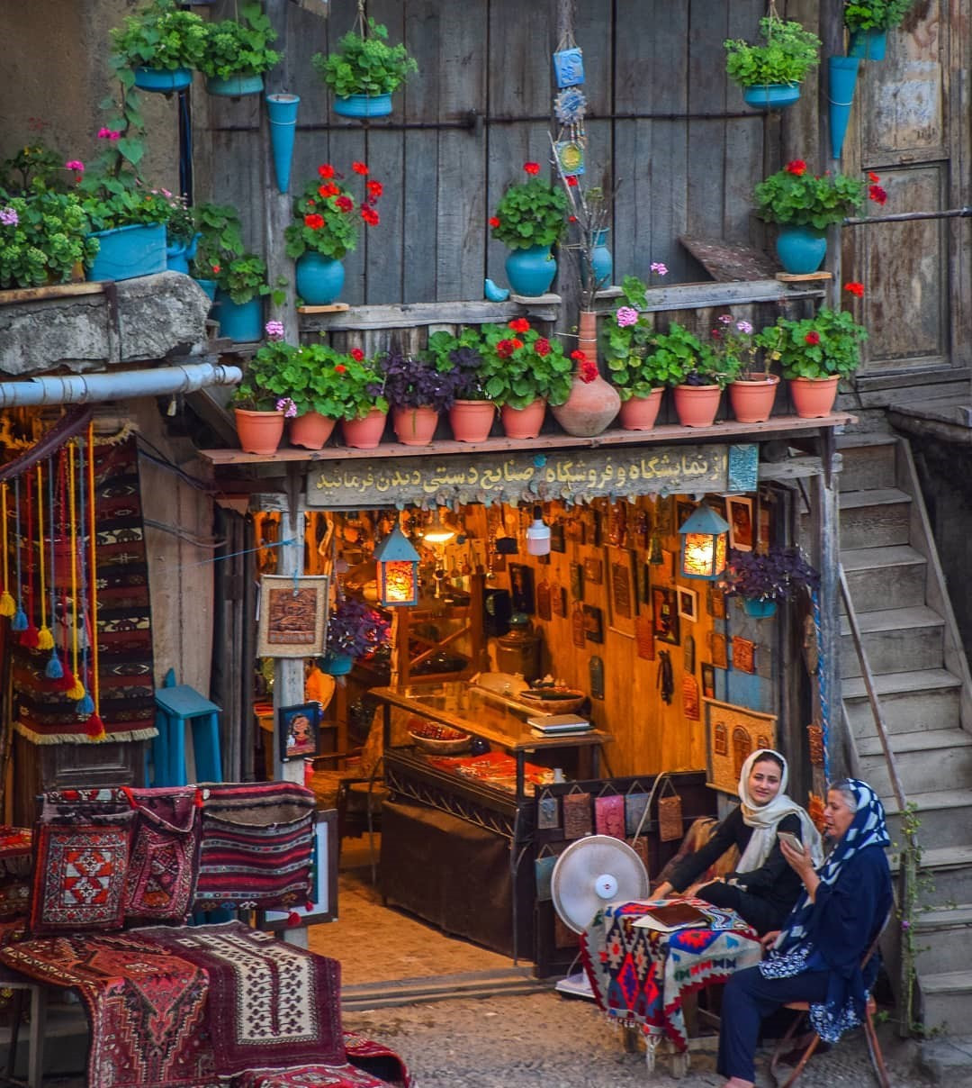 Những nét văn hóa truyền thống như phong tục tập quán, đồ thủ công mỹ nghệ đặc sắc và nhiều địa điểm lịch sử tự nhiên vẫn còn được lưu giữ cho đến ngày nay. Đến đây, bạn có thể ghé thăm nhà thờ Hồi giáo hay các cửa hàng dệt kim đầy màu sắc để chọn mua các món thổ cẩm xinh xắn về làm quà... Ảnh: Ox2ygen1, Nourajfri.