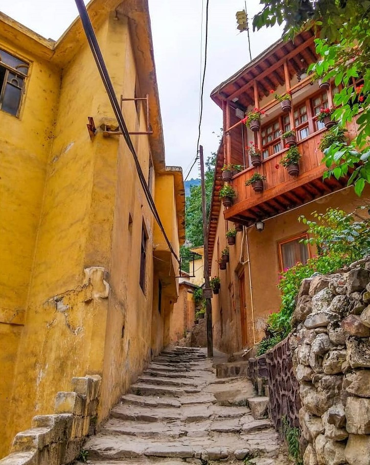 Trong một số trường hợp, các đường phố công cộng được bố trí dọc theo các mái nối liền nhau, tầng thượng có thể trở thành vỉa hè và lối đi. Vì vậy, Masouleh cấm mọi phương tiện cơ giới đi vào những ngõ nhỏ. Hơn nữa, với kết cấu nhiều bậc thang, xe cộ sẽ không thể hoạt động trong làng. Ảnh: Behrooziii_, Y.a.sandner.