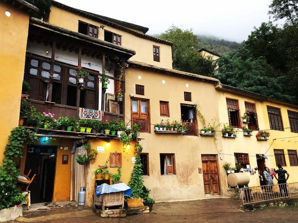 Các tòa nhà chủ yếu có hai tầng, làm bằng đất sét và gỗ. Do địa hình ở độ cao khoảng 1.050 m so với mực nước biển, nằm trên sườn dốc đứng nên lối thiết kế ở đây được làm theo kết cấu các bậc thang kết nối với nhau. Giữa những ngôi nhà là bậc thang hẹp, uốn khúc dẫn lên tầng trên của làng. Ảnh: Saeed.tavanashad.