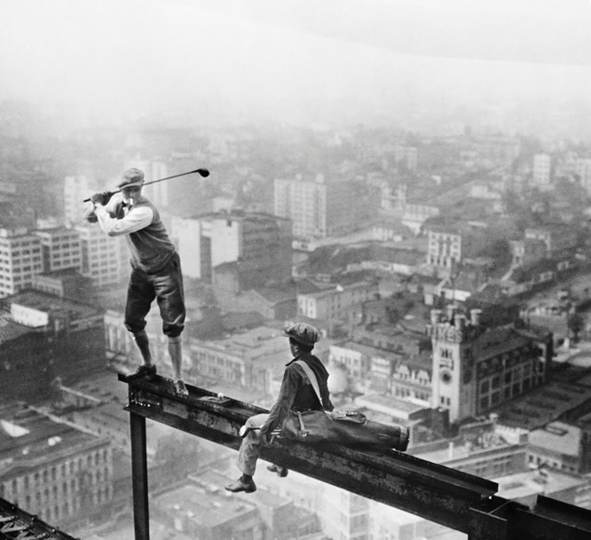 Chơi golf trên một tòa nhà đang được xây dựng ở Los Angeles, 1927.