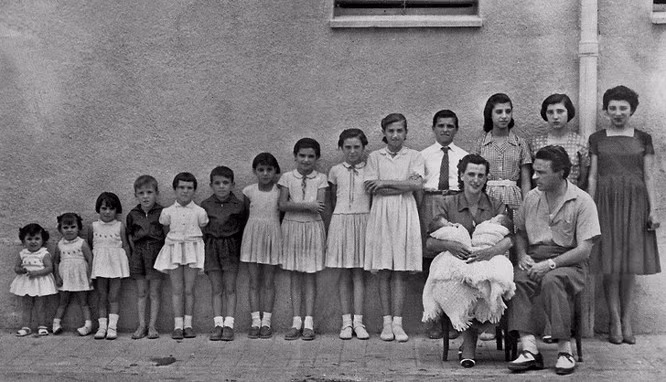 Một gia đình trong xã hội xưa.