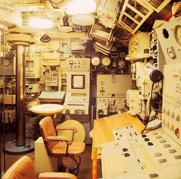 Phòng điều kiển trung tâm của tàu ngầm Kilo. Cảm biến chính của tàu là hệ thống định vị thủy âm (sonar) MGK-400EM, sonar phát hiện mìn và tránh va chạm MG-519EM, radar tìm kiếm mục tiêu mặt nước GE2-01. Ảnh: Subsim