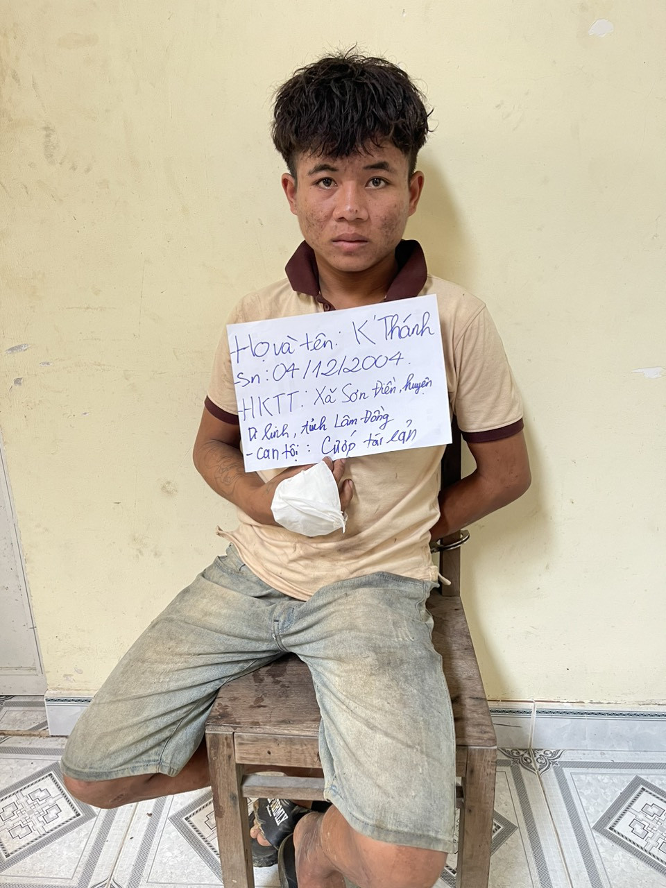 Hơn 1 tháng trôi qua, ngày 15/8/2023, nguồn tin trinh sát báo về, phát hiện K’Thánh đang trốn trong rừng đèo Bảo Lộc, thuộc thị trấn Đạ M’ri. Khoảng 1h chiều ngày 15/8, tại căn chòi vắng của người dân trồng cà phê trong rừng sâu, các mũi trinh sát vây giáp căn chòi. K’ Thánh đang nằm nghỉ thì giật mình tỉnh dậy bởi tiếng động lạ. Đối tượng đoán được Công an đang áp sát rất gần. Tuy vậy, K’ Thánh không kịp trở tay bởi trước mặt gã là những cán bộ dày dạn kinh nghiệm đang vây quanh. Y bước ra khỏi chòi, lặng lẽ đưa hai tay vào chiếc còng số 8 mà lực lượng Công an đã mở sẵn. 