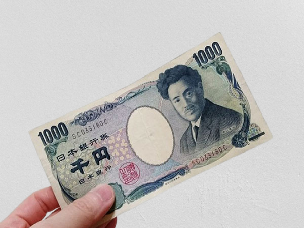 Lần theo hướng đi của đối tượng, Công an phát hiện tên cướp vứt bỏ lại 1 tờ tiền mệnh giá 1000 Yên Nhật; 1 điện thoại di động hiệu Iphone 11 promax, 1 áo khoác có hình ca rô màu đỏ, một đôi dép và một áo khoác nỉ có mũ màu đen tại vườn cà phê của một hộ dân gần hiện trường. Xác minh sâu về nghi phạm, các trinh sát nắm được K’ Thánh sống lang thang, không có nhà hay ở một địa bàn cố định nào. Sau khi ra tù, đối tượng thường sống lang thang trong vườn rẫy của người dân, thậm chí trú ngủ tại các hang đá, bụi rậm trong rừng. Và đặc biệt, đối tượng luôn mang theo một khẩu súng tự chế để phòng thân. (Ảnh minh họa, nguồn Internet) 