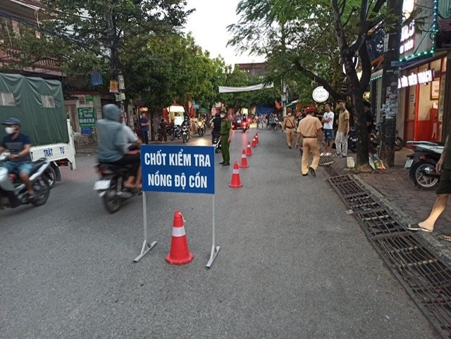  2 đối tượng “thông chốt” kiểm tra nồng độ cồn, lao xe vào CSGT: Chiều 5/11, Công an quận Ngô Quyền phối hợp Công an quận Hải An (TP Hải Phòng) lập chốt kiểm tra nồng độ cồn tại các tuyến đường Phủ Thượng Đoạn, phường Đông Hải 1, quận Hải An). Thời điểm này, 2 nam thanh niên đi trên xe mô tô không chấp hành hiệu lệnh của CSGT, bất ngờ tăng ga và lạng lách với ý định bỏ chạy và đâm xe vào 2 cán bộ thuộc Công an quận Ngô Quyền đang làm nhiệm vụ. Vụ va chạm làm 2 cán bộ CSGT ngã xuống đường và bị thương, được đưa đi cấp cứu tại bệnh viện. Ngay sau đó, các đối tượng gây ra vụ việc bị Tổ công tác khống chế, bắt giữ tại chỗ.