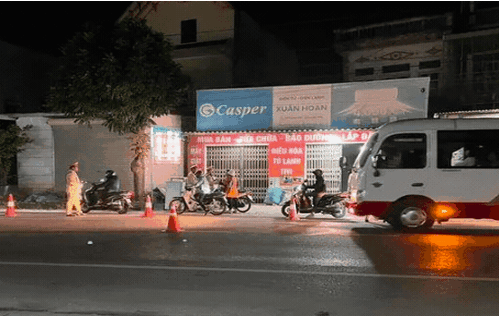  Thông chốt nồng độ cồn, tông gãy chân 1 CSGT: Tối 18/11, Công an huyện Hiệp Hòa (Bắc Giang) lập tổ công tác xử lý vi phạm về nồng độ cồn, chất ma túy tại xã Hương Lâm. Trong quá trình thực hiện nhiệm vụ, nhận thấy có xe mô tô BKS 98D1- 891.39 do Nguyễn Bắc Nam (SN 2006, trú tại thôn Cẩm Hoàng, xã Xuân Cẩm, Hiệp Hòa) điều khiển, chở theo sau là Nguyễn Hoàng Văn (SN 2006, trú tại thôn Cẩm Trung, xã Xuân Cẩm) đi với tốc độ cao, không đội mũ bảo hiểm, không chấp hành hiệu lệnh dừng xe mà lách sang phần đường của xe đi ngược chiều, đâm ngã CSGT N.V.L. khiến chân trái bị gãy. Sau khi xảy ra va chạm, Tổ công tác đã đưa đồng chí N.V.L. cùng 2 thanh niên trên đi cấp cứu tại Trung tâm Y tế huyện Hiệp Hòa.