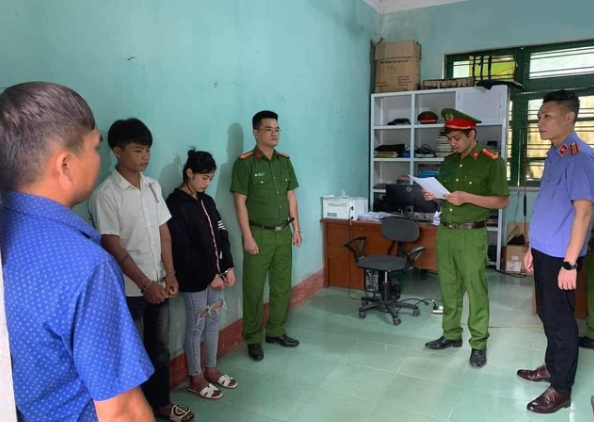  Khởi tố đôi nam nữ lái xe máy với tốc độ cao, lạng lách, đánh võng thách thức CSGT: Ngày 20/10, Công an huyện Kim Bôi (Hòa Bình) đã ra quyết định khởi tố bị can, lệnh bắt tạm giam Bùi Đức Duy (SN 2007) và Bùi Thị Ngọc Ảnh (SN 2003, cùng trú tại xã Nuông Dăm, huyện Kim Bôi) về tội Gây rối trật tự công cộng. Khi đi qua Tổ công tác, các đối tượng không đội mũ bảo hiểm, không chấp hành hiệu lệnh của Tổ công tác, phóng nhanh, lạng lách, đánh võng để thể hiện bản thân, thách thức tổ công tác gây mất an ninh trật tự, nguy hiểm cho các phương tiện khác. Đến 0h25 ngày 12/10, Công an xã Nuông Dăm, huyện Kim Bôi đã truy bắt được các đối tượng.