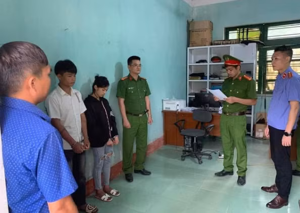  Khởi tố đôi nam nữ lái xe máy với tốc độ cao, lạng lách, đánh võng thách thức CSGT: Ngày 20/10, Công an huyện Kim Bôi (Hòa Bình) đã ra quyết định khởi tố bị can, lệnh bắt tạm giam Bùi Đức Duy (SN 2007) và Bùi Thị Ngọc Ảnh (SN 2003, cùng trú tại xã Nuông Dăm, huyện Kim Bôi) về tội Gây rối trật tự công cộng. Khi đi qua Tổ công tác, các đối tượng không đội mũ bảo hiểm, không chấp hành hiệu lệnh của Tổ công tác, phóng nhanh, lạng lách, đánh võng để thể hiện bản thân, thách thức tổ công tác gây mất an ninh trật tự, nguy hiểm cho các phương tiện khác. Đến 0h25 ngày 12/10, Công an xã Nuông Dăm, huyện Kim Bôi đã truy bắt được các đối tượng.