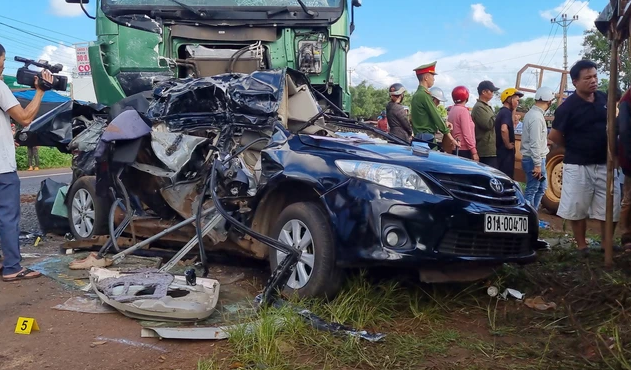  Va chạm giữa xe ben và xe con khiến 3 thành viên CLB Hoàng Anh Gia Lai tử vong: Chiều 12/8, vụ tai nạn đặc biệt nghiêm trọng xảy ra tại địa phận H.Chư Pưh (Gia Lai) khiến 3 thành viên CLB HAGL tử vong. Nguyên nhân vụ tai nạn được cho là do tài xế xe ben chủ quan, thiếu quan sát. Trong quá trình vượt xe con (xe chở thành viên đội tuyển HAGL), tài xế xe ben Đinh Tiến Bình (36 tuổi), để tránh xe tải chạy chiều ngược lại, đã đánh lái về phải và đâm vào xe ôtô con. Ô tô con sau đó bị kéo lê theo đầu xe ben rồi đâm vào xe tải ở chiều ngược lại.
