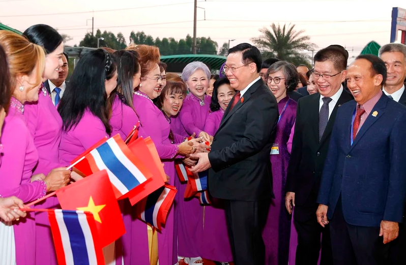 Chu tich Quoc hoi Vuong Dinh Hue gap go cong dong nguoi Viet Nam tai Thai Lan