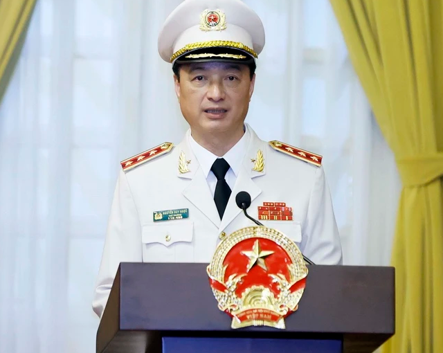 Thượng tướng Nguyễn Duy Ngọc sinh năm 1964, quê ở Hưng Yên. Ông là thạc sĩ Luật và có thời gian dài công tác, gắn bó với ngành Công an, trải qua nhiều chức vụ khác nhau trong ngành. Ông Ngọc từng là Trưởng Công an huyện Thanh Trì, Trưởng phòng Cảnh sát giao thông đường bộ đường sắt (PC67) Công an thành phố Hà Nội. 