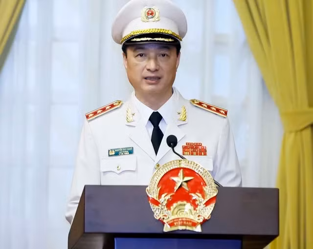 Thượng tướng Nguyễn Duy Ngọc sinh năm 1964, quê ở Hưng Yên. Ông là thạc sĩ Luật và có thời gian dài công tác, gắn bó với ngành Công an, trải qua nhiều chức vụ khác nhau trong ngành. Ông Ngọc từng là Trưởng Công an huyện Thanh Trì, Trưởng phòng Cảnh sát giao thông đường bộ đường sắt (PC67) Công an thành phố Hà Nội. 