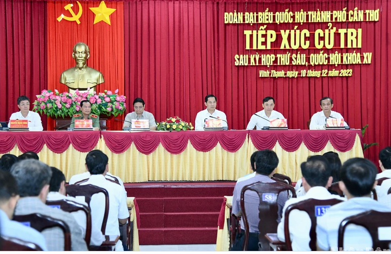 Thu tuong tiep xuc cu tri tai Can Tho giai dap nhieu thac mac