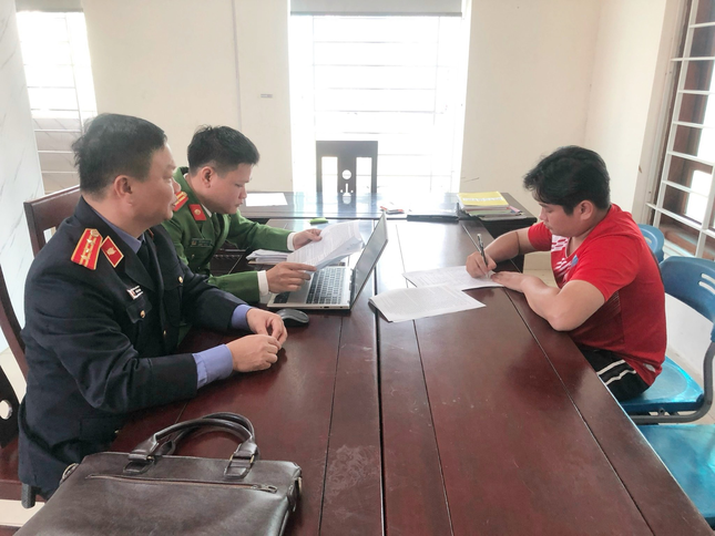  Giả danh cán bộ tỉnh đoàn để lừa hơn 9 tỷ đồng của bạn học cũ: Nguyễn Thành Nam (SN 1997, trú Đức Thọ, Hà Tĩnh) lợi dụng việc mình từng làm lớp trưởng cấp 3 với anh Trần Thanh T. (ở Nghệ An), nên mỗi khi gặp T., Nam giả danh mình là chuyên viên và Phó Trưởng ban tổ chức kiểm tra Tỉnh đoàn. Khi thấy T. đã tin mình, Nam liền ngỏ ý vay tiền của anh T. để chạy lên chức cho bản thân. Nam còn lừa vay tiền của T. để chạy chức vụ cho một số cán bộ để sau này được tạo điều kiện trong công việc. Với những chiêu trò trên, Nguyễn Thành Nam đã lừa đảo chiếm đoạt của anh T. số tiền hơn 9,4 tỷ đồng. Ngày 20/11, Nam bị Công an Nghệ An giữ người trong trường hợp khẩn cấp.