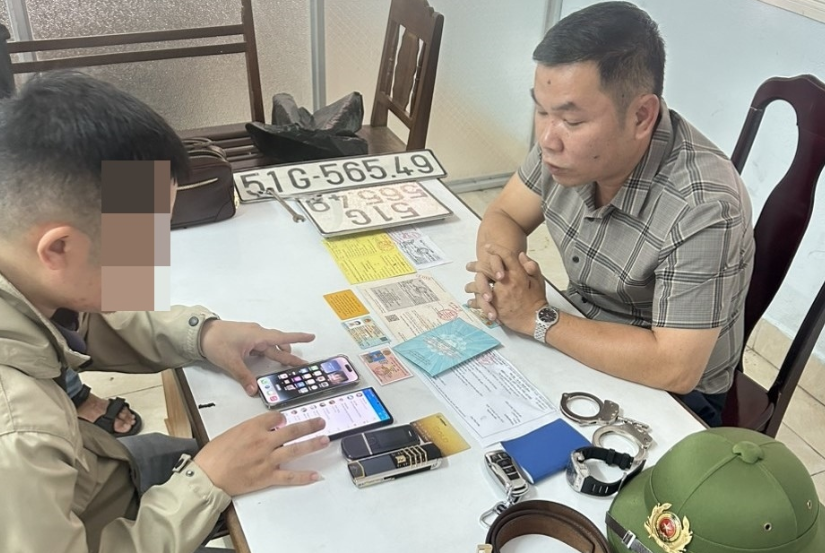  Giả danh công an tỉnh để lừa đảo chiếm đoạt 7 tỷ đồng: Khoảng tháng 4/2023, Lê Thừa Sơn (48 tuổi, thường trú huyện Nông Cống, tỉnh Thanh Hóa) vào Đà Nẵng chơi và có quen biết với chị Nh. và chị H. Để tạo niềm tin, Sơn “nổ” mình là cán bộ của Công an tỉnh Thanh Hóa, có nhiều mối quan hệ với cấp trên và có thể xử lý được mọi việc liên quan đến chạy án và làm giấy tờ đất. Sơn đưa ra giấy Chứng minh Công an Nhân dân giả mang tên của mình, đồng thời dùng biển số xanh giả gắn vào ô tô cá nhân. Do tin tưởng Sơn là “Công an thật” nên 2 nạn nhân đã đưa cho Sơn số tiền 7 tỷ đồng để lo công việc. Đầu tháng 11/2023, Sơn bị Công an Đà Nẵng bắt. 