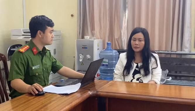  Giả danh cán bộ Thanh tra Chính phủ, lừa 10 tỷ đồng: Phạm Thái Mai Hương (40 tuổi, ngụ TP HCM) tự giới thiệu là cán bộ công tác tại Thanh tra Chính phủ, có quan hệ quen biết nhiều cơ quan trung ương và công an nên có thể "lo lót", can thiệp được các vụ án lừa đảo chiếm đoạt tài sản, nếu nạn nhân muốn lấy lại được tài sản thì phải đưa cho Hương một số tiền. Sau khi nạn nhân tin tưởng, đưa tiền thì Hương chiếm đoạt tiền của nạn nhân. Với thủ đoạn như trên, Hương đã chiếm đoạt số tiền hơn 10 tỷ đồng. Đầu tháng 11/2023, Hương bị Công an TP HCM bắt khẩn cấp.