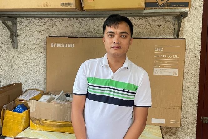  Giả danh công an lừa đảo 16 tỷ đồng: Do mắc nợ và cần tiền chi tiêu, Nguyễn Văn Quảng (SN 1996, quê Bắc Giang) đã mạo danh là cán bộ của Bộ Công an để lừa đảo, chiếm đoạt tài sản của các bị hại. Quá trình lừa đảo, Quảng lợi dụng quan hệ quen biết với Hoàng Thúy Lường (SN 1981) và một số bị hại khác, rồi dụ dỗ Lường đưa tiền cho Quảng với lý do là cần tiền lo công việc. Bước đầu, cơ quan công an xác định đối tượng Nguyễn Văn Quảng đã lừa đảo chiếm đoạt của nhiều người số tiền khoảng 16 tỷ đồng. Tháng 9/2023, Công an tỉnh Cao Bằng đã ra quyết định khởi tố bị can, ra lệnh tạm giam đối với Nguyễn Văn Quảng. 